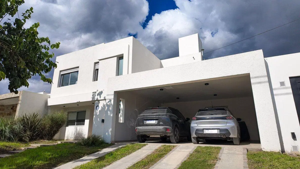 CASA 3 DORMITORIOS - BARRIO TEJAS 4 5