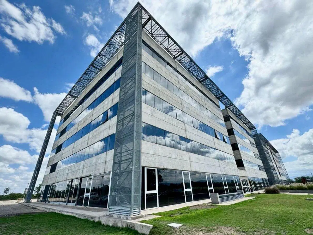 OFICINA GRANDE PARQUE EMPRESARIAL AEROPUERTO PEA 4