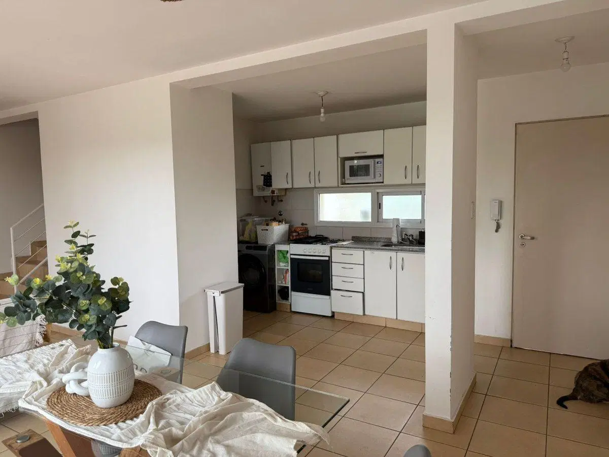 CASA EN VENTA 3 DORM CON BALCÓN EN LICEO TERCERO 4