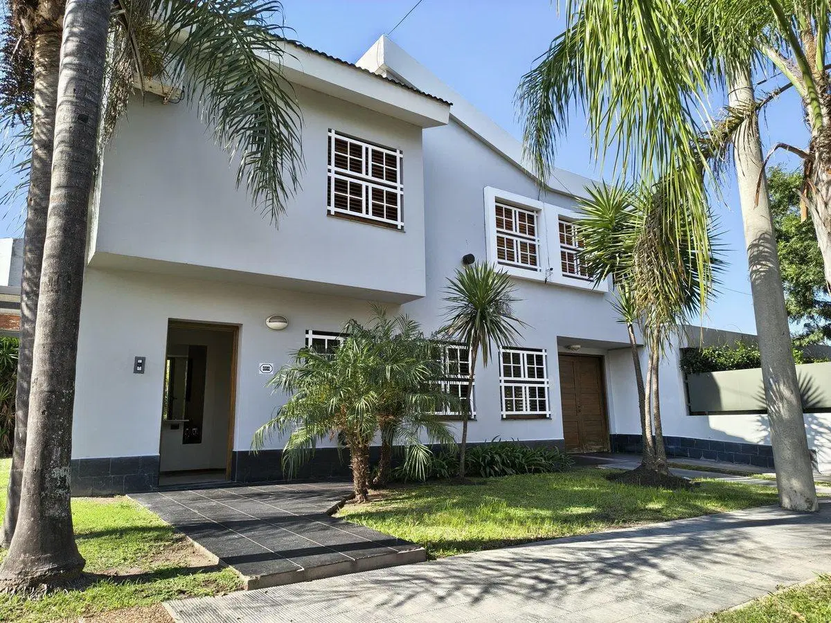 VENDO CASA DE CATEGORIA 5 DORM CON PILETA EN  URCA 2