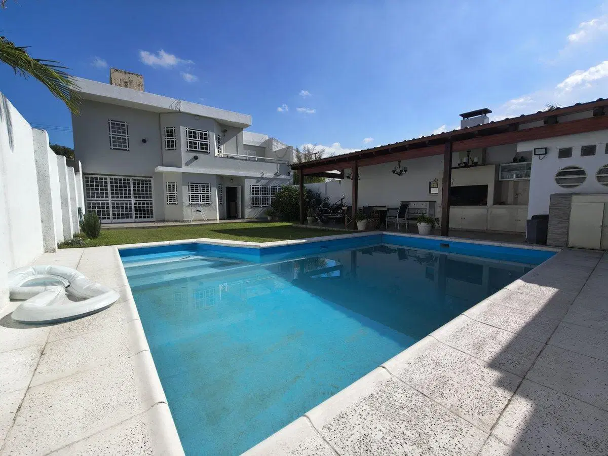 VENDO CASA DE CATEGORIA 5 DORM CON PILETA EN  URCA 3