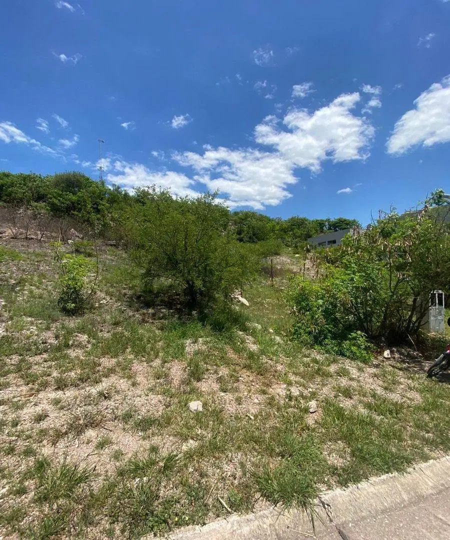 TERRENO EN COLINAS DE LA DESEADA 4