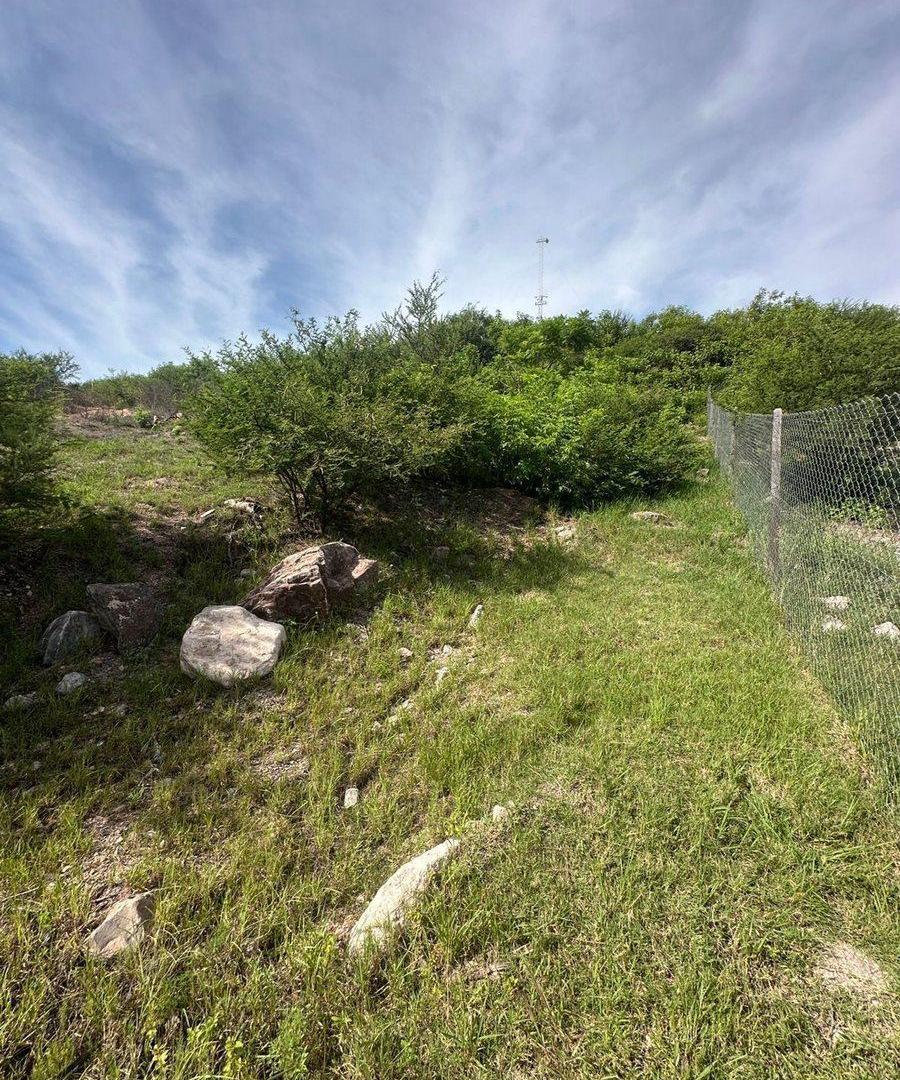 TERRENO EN COLINAS DE LA DESEADA