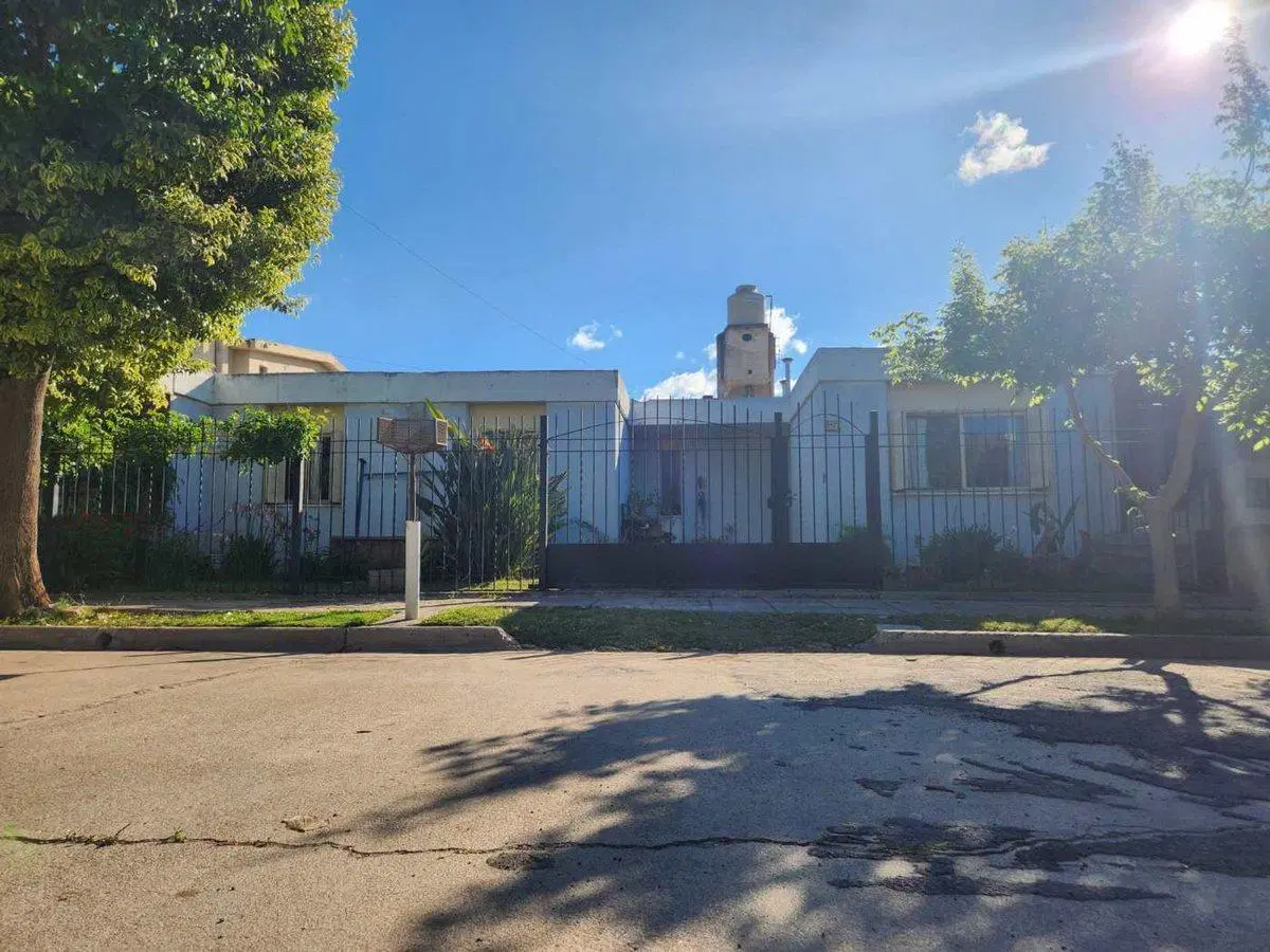 VENTA CASA  ARGUELLO NORTE  4 DORMITORIOS (UOCRA) 3