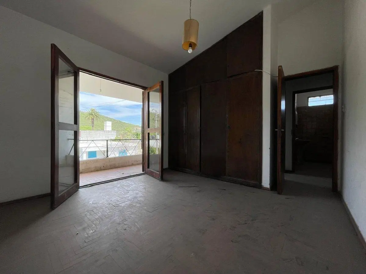 LA CALERA CASA 4 DORMITORIOS CENTRO SE VENDE 5
