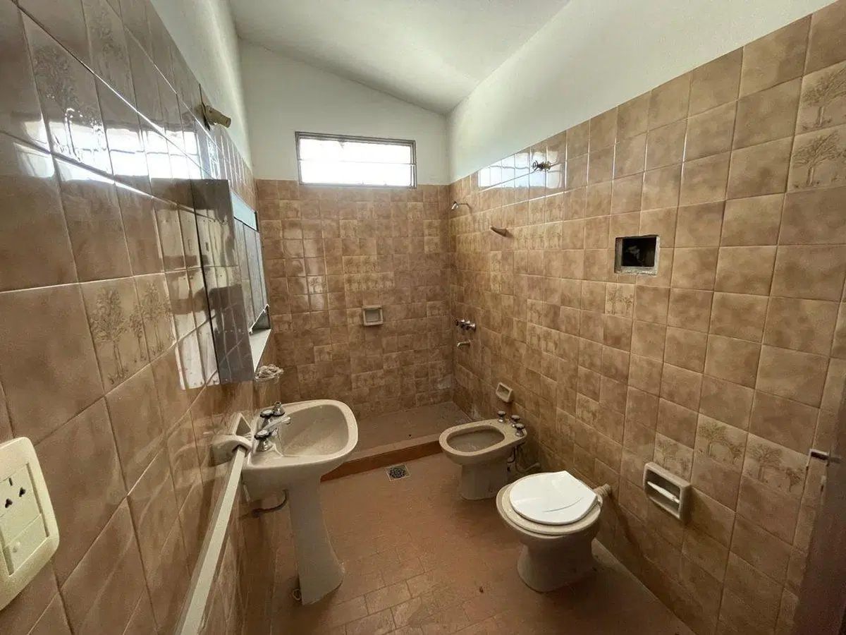 LA CALERA CASA 4 DORMITORIOS CENTRO SE VENDE 8