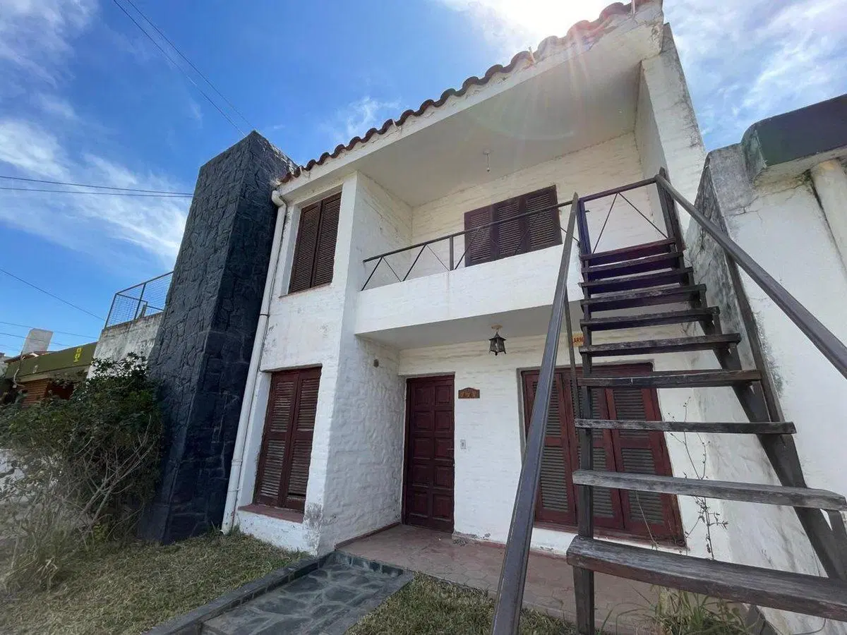LA CALERA CASA 4 DORMITORIOS CENTRO SE VENDE 4