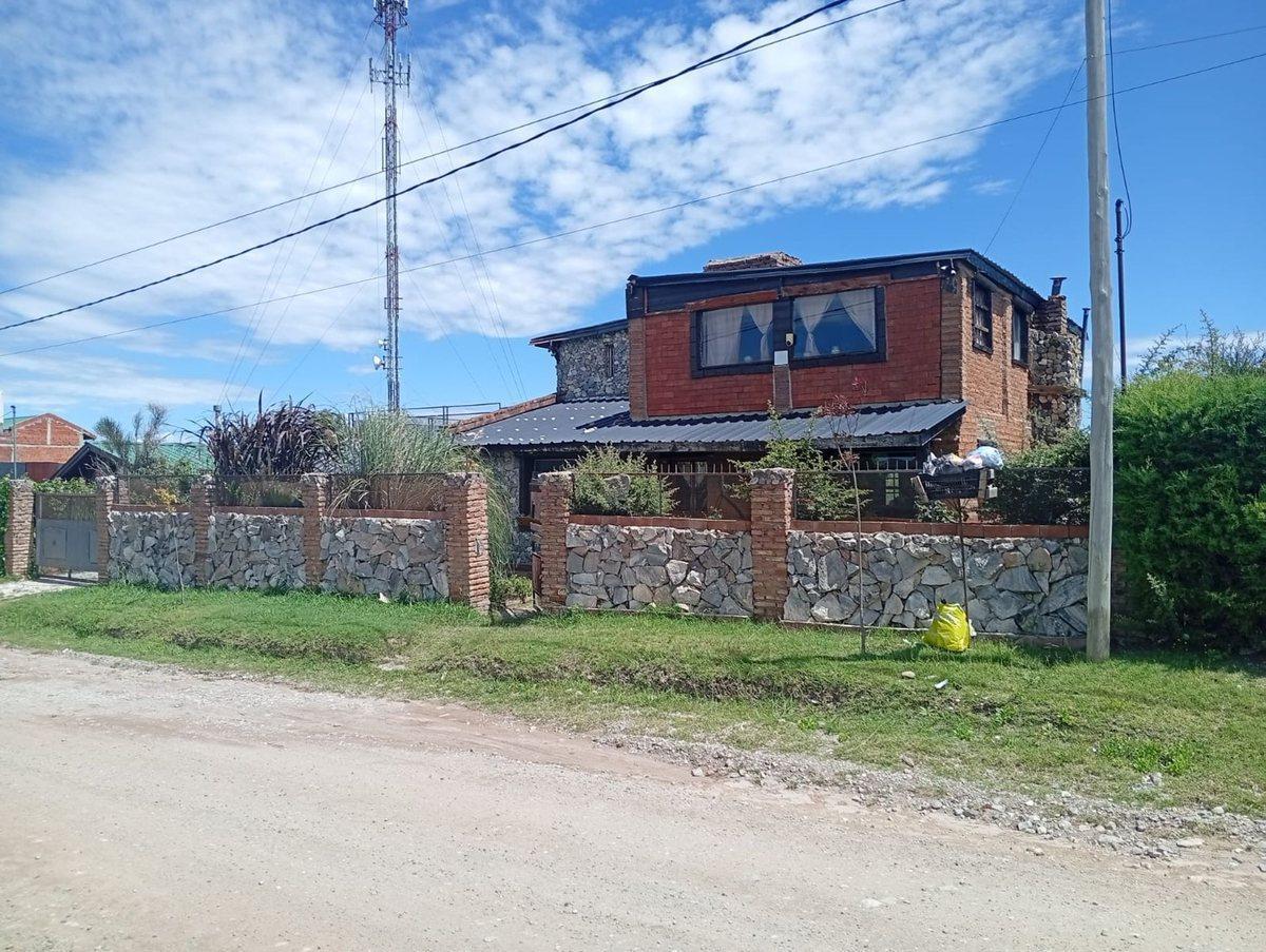 Casa 4 dormit. pileta Villa Giardino