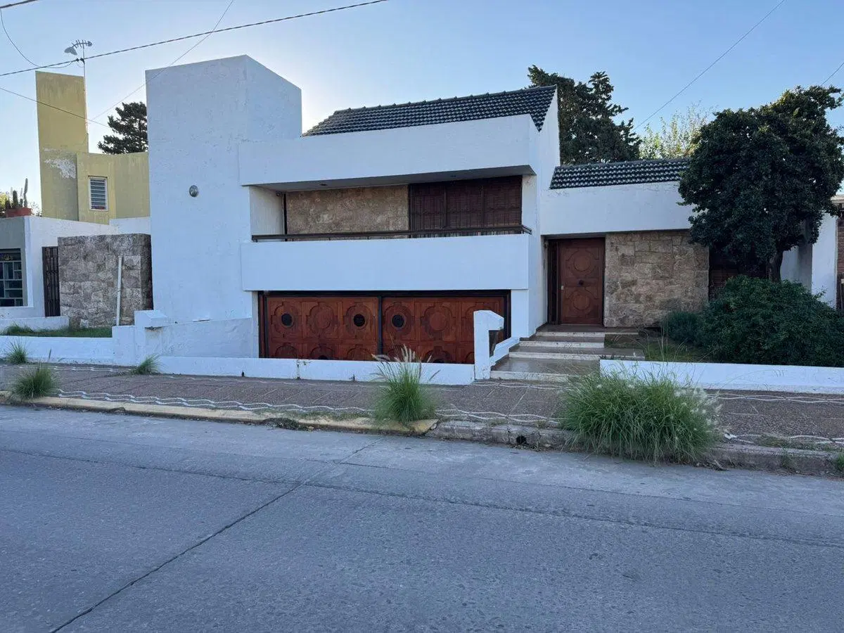 CASA 4 DORMITORIOS CON PILETA EN VILLA CENTENARIO 3