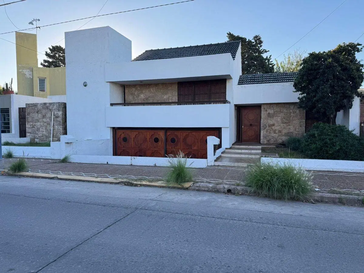 CASA 4 DORMITORIOS CON PILETA EN VILLA CENTENARIO 4