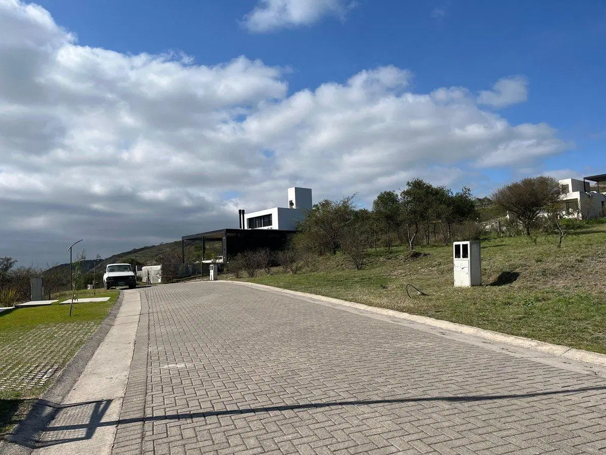 LOTE EN COLINAS DE LA DESEADA 462M2 SEGURIDAD 4