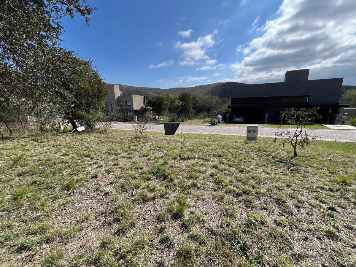 LOTE EN COLINAS DE LA DESEADA 462M2 SEGURIDAD 4