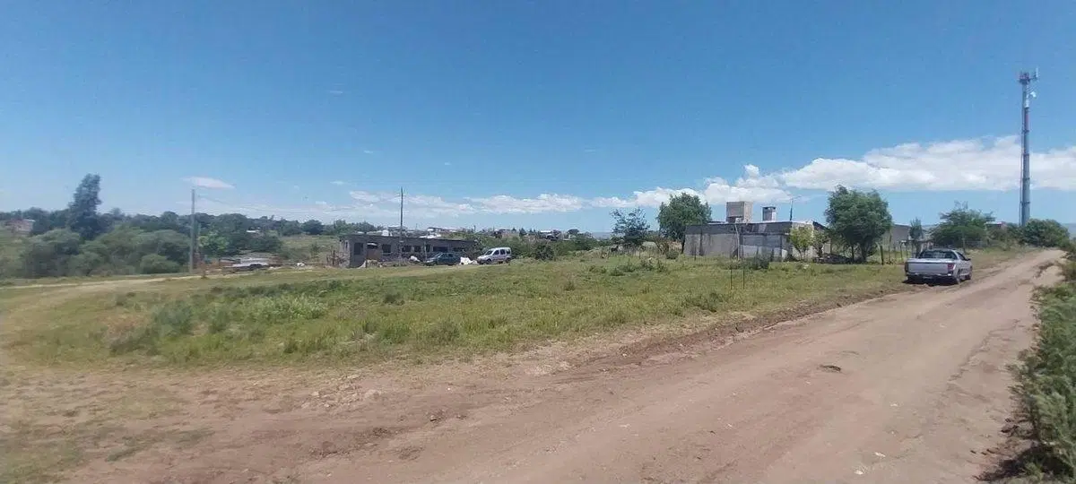 SE VENDEN ULTIMOS 3 LOTES VILLA YACANTO 215 m2 C/U 4