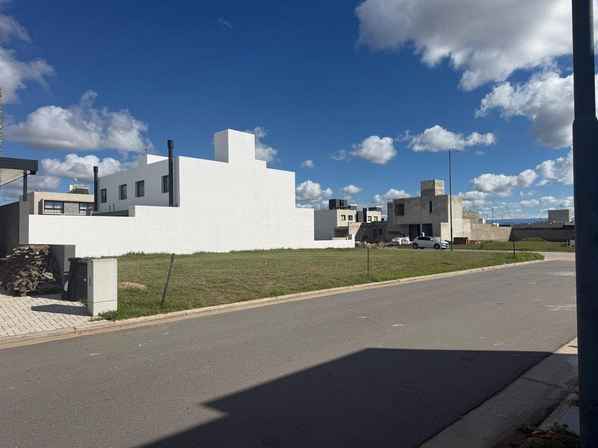 LOTE ESQ. TERRAZAS MANANTIALES 457M² APTO DUPLEX