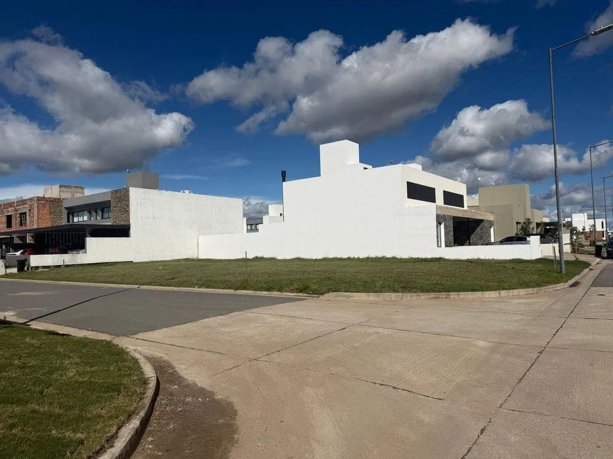 LOTE ESQ. TERRAZAS MANANTIALES 457M² APTO DUPLEX 2