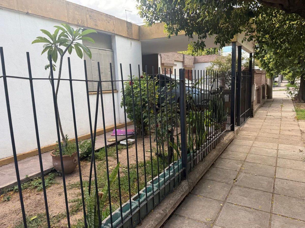 VENTA CASA 3 DORMITORIOS-GRAN PATIO-ARGUELLO