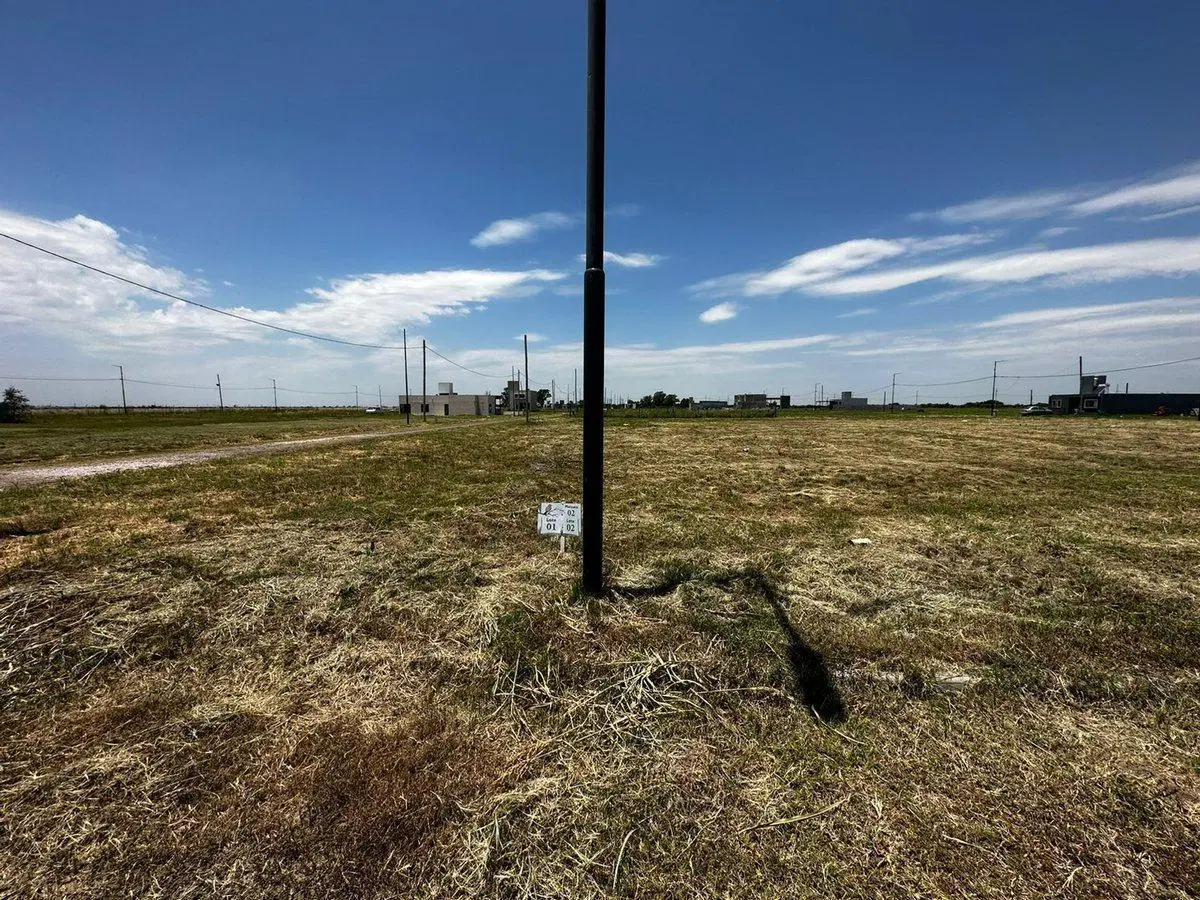 LOTE EN LA ERNESTINA BARRIO DE CAMPO CON ESCRITURA 3