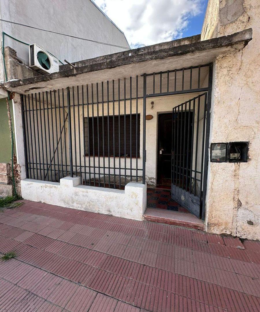 CASA ESQUINA EN ALBERDI DE DOS DORMITORIOS