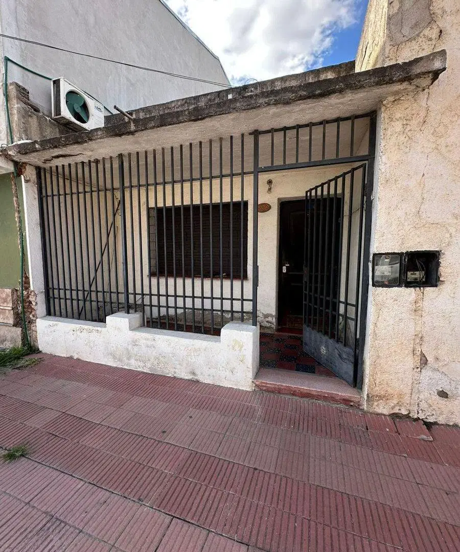 CASA ESQUINA EN ALBERDI DE DOS DORMITORIOS 4