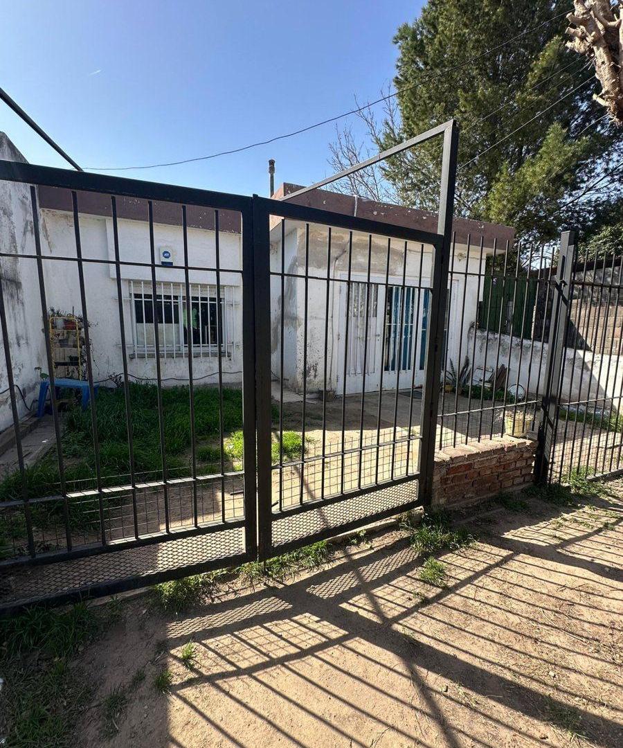 CASA EN VENTA EN VILLA ADELA DE 2 DORMI Y COCHERA