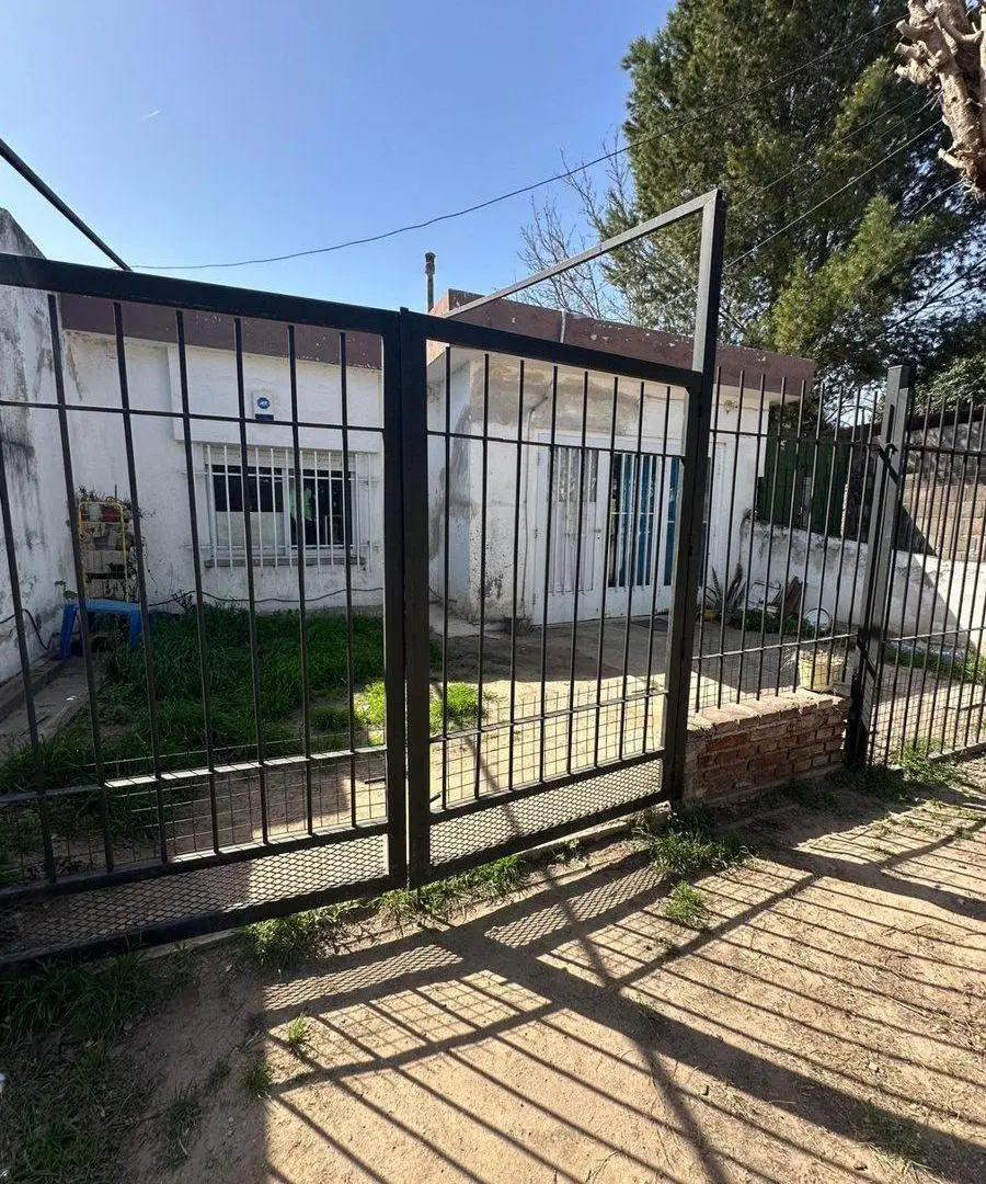 CASA EN VENTA EN VILLA ADELA DE 2 DORMI Y COCHERA 3