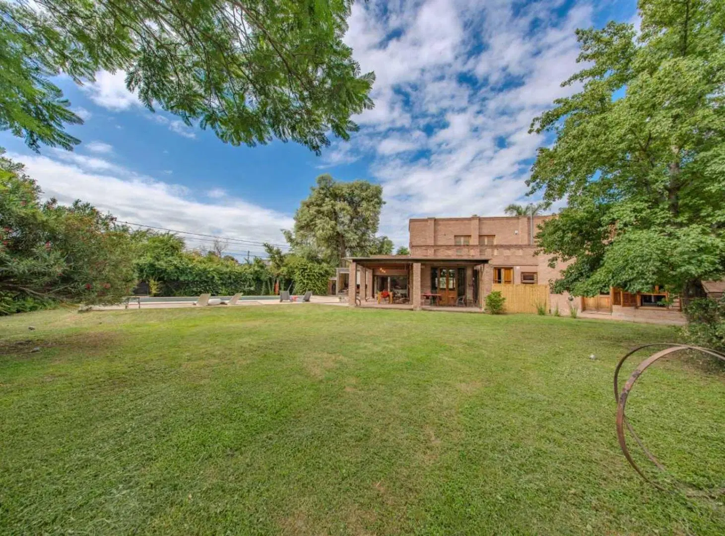 CASA EN VENTA ALMAFUERTE DOBLE LOTE PILETA 1050 M2 4