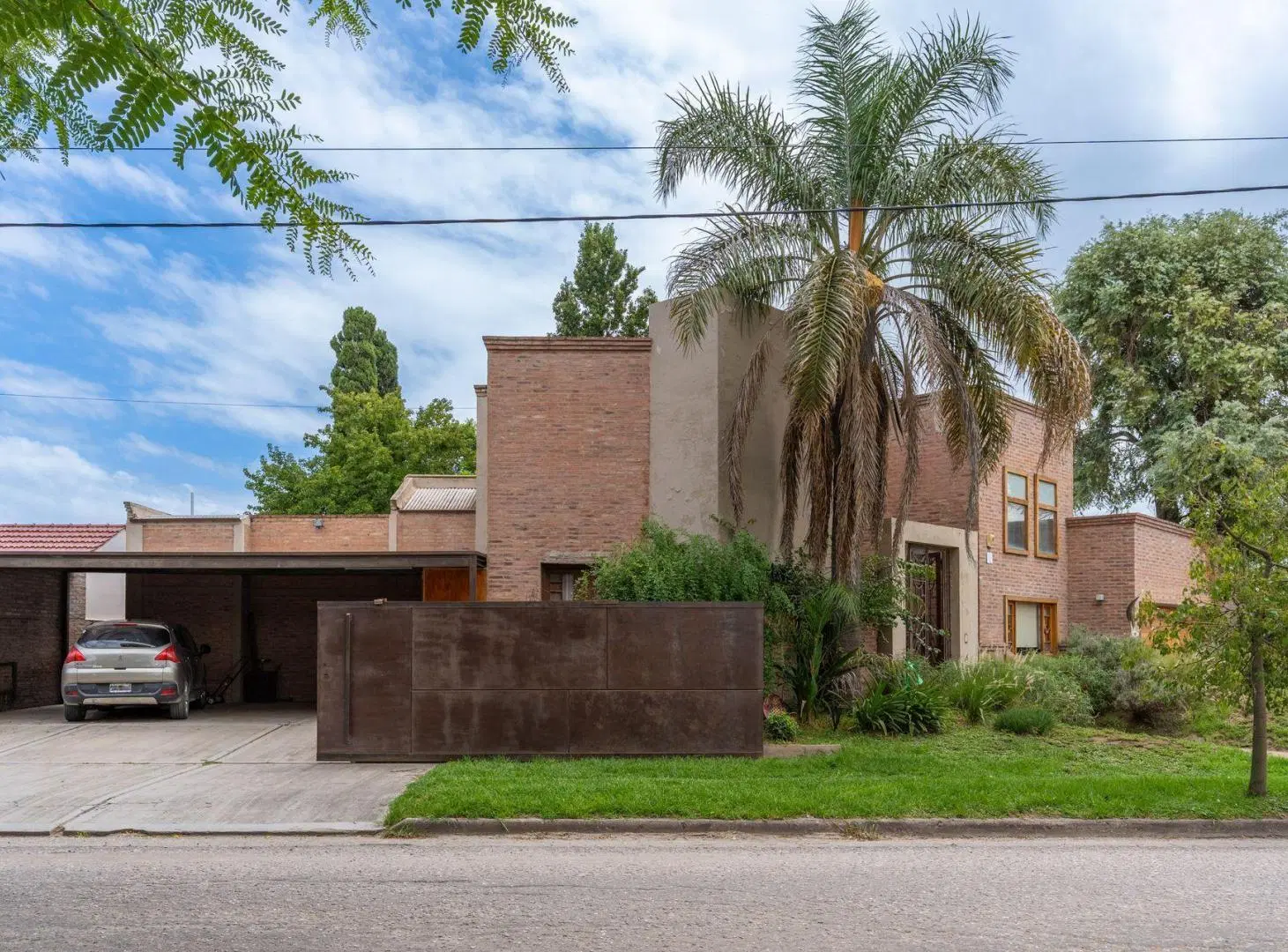 CASA EN VENTA ALMAFUERTE DOBLE LOTE PILETA 1050 M2 5