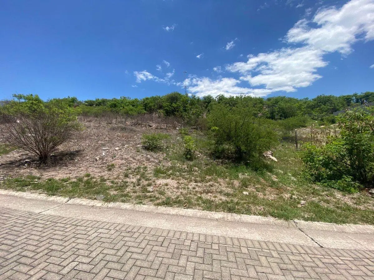 TERRENO EN COLINAS DE LA DESEADA 3