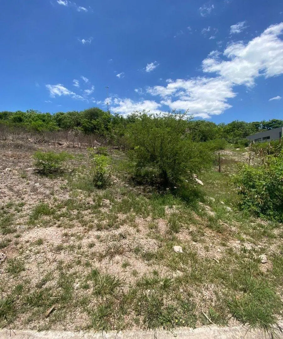 TERRENO EN COLINAS DE LA DESEADA 2