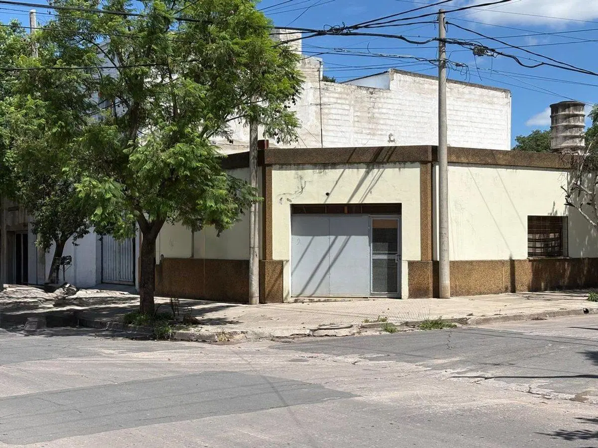 VENTA CASA CON GALPON ALBERDI 3
