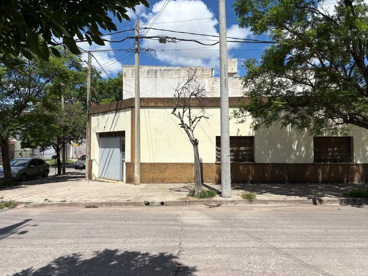 VENTA CASA CON GALPON ALBERDI 4