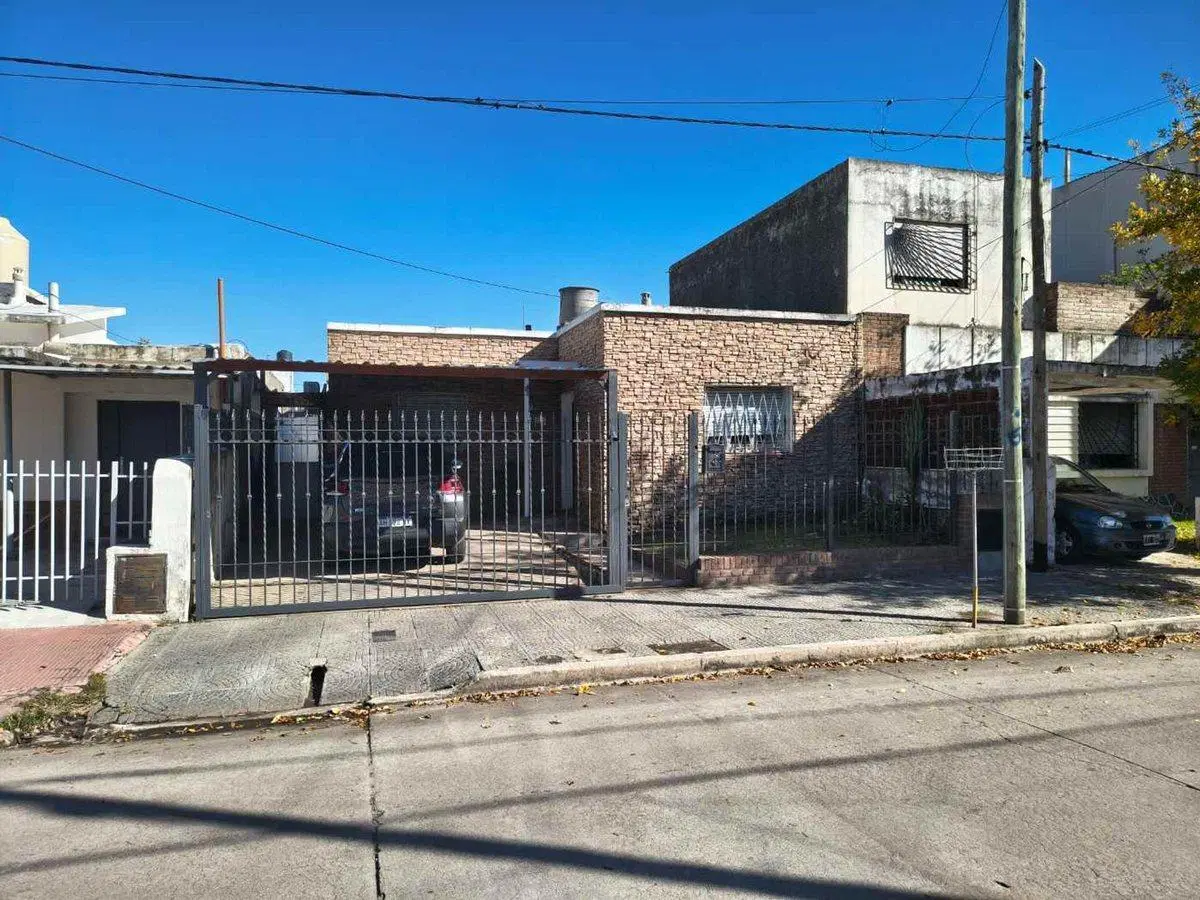CASA 3 DORM CON PILETA Y COCHERA Bº LOS NARANJOS 2