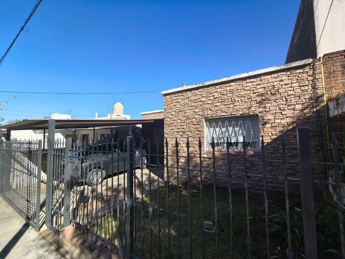 CASA 3 DORM CON PILETA Y COCHERA Bº LOS NARANJOS 5