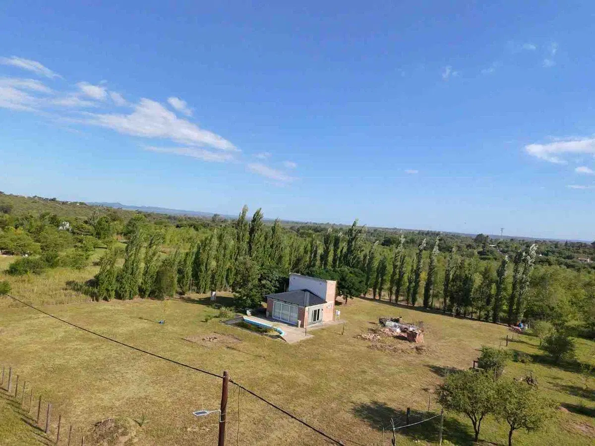 SE VENDE CASA CON GRAN LOTE 2400 m2 BARRIO CRERADO 8