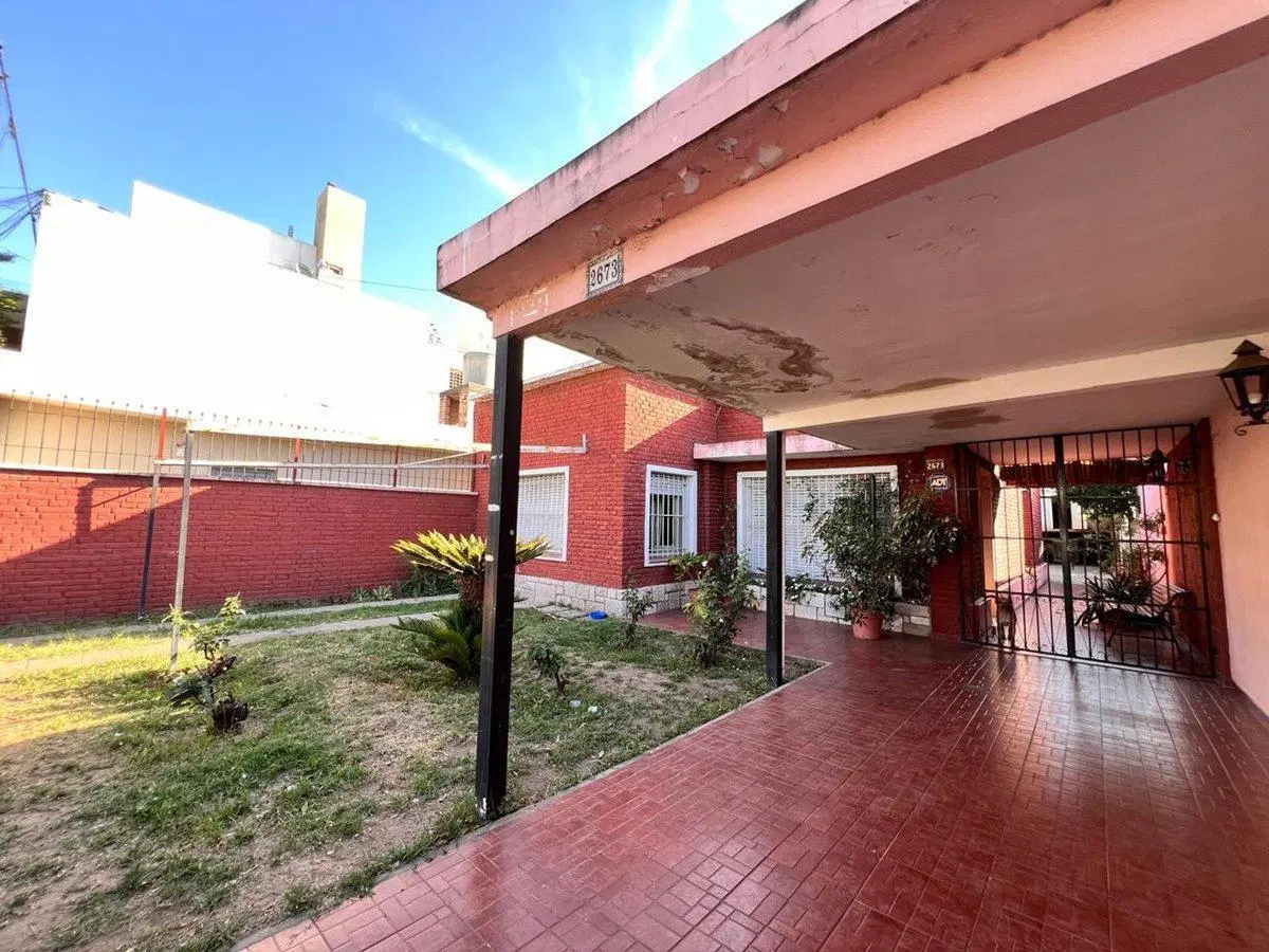 Casa a reciclar con galpon B° San Martin 8