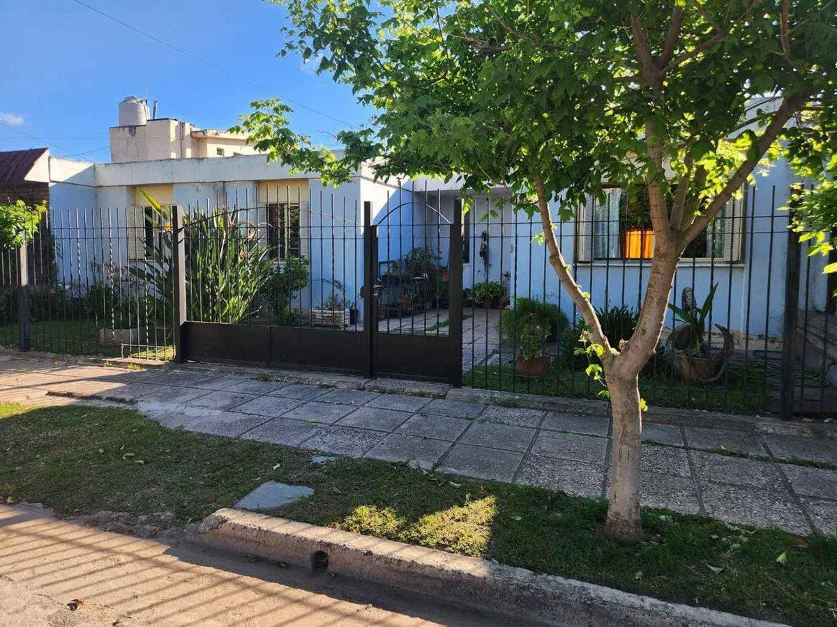 VENTA CASA  ARGUELLO NORTE  4 DORMITORIOS (UOCRA) 8