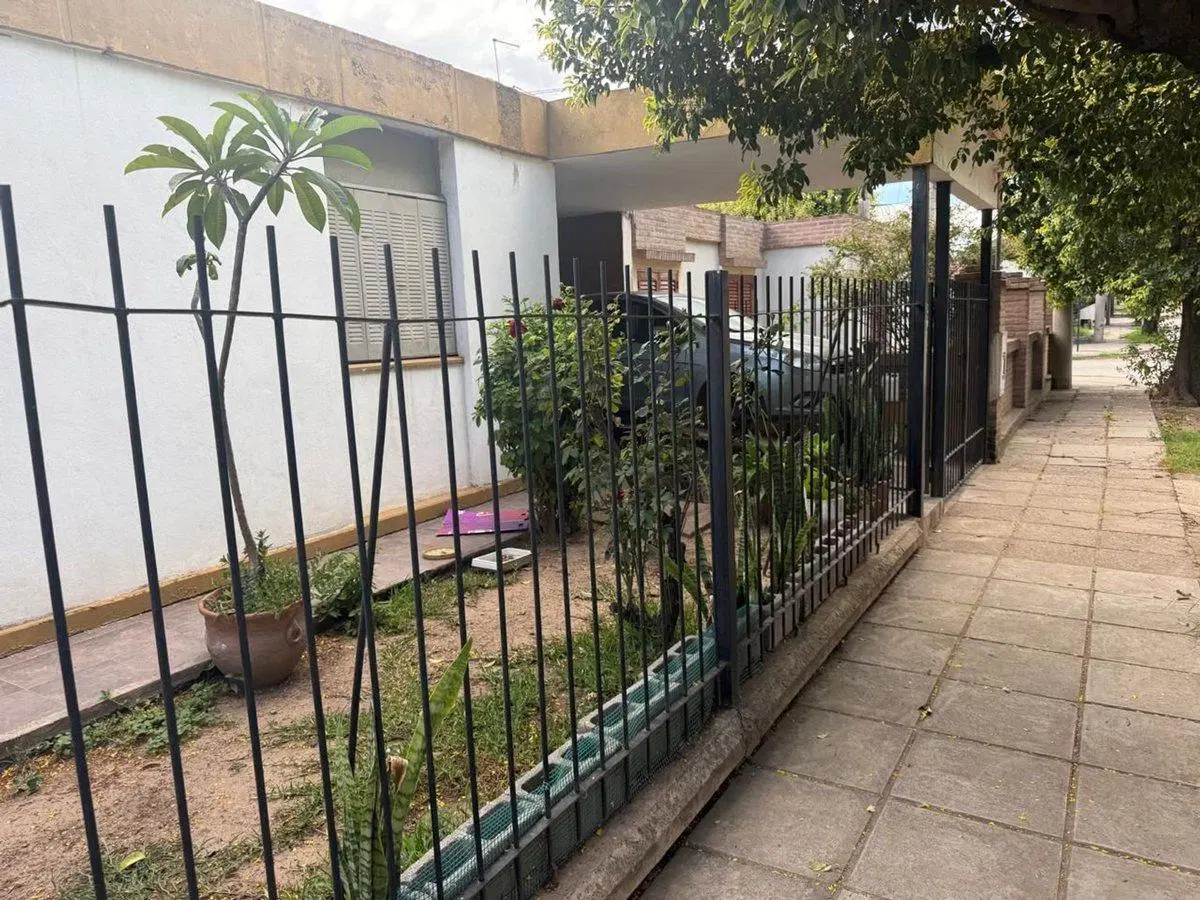 VENTA CASA 3 DORMITORIOS-GRAN PATIO-ARGUELLO 3