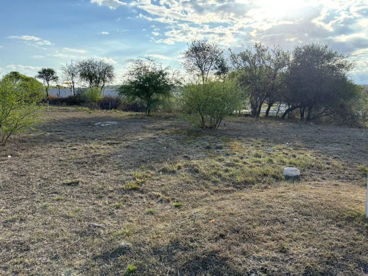 VENTA LOTE 451M2 EN COLINAS DE LA DESEADA 8