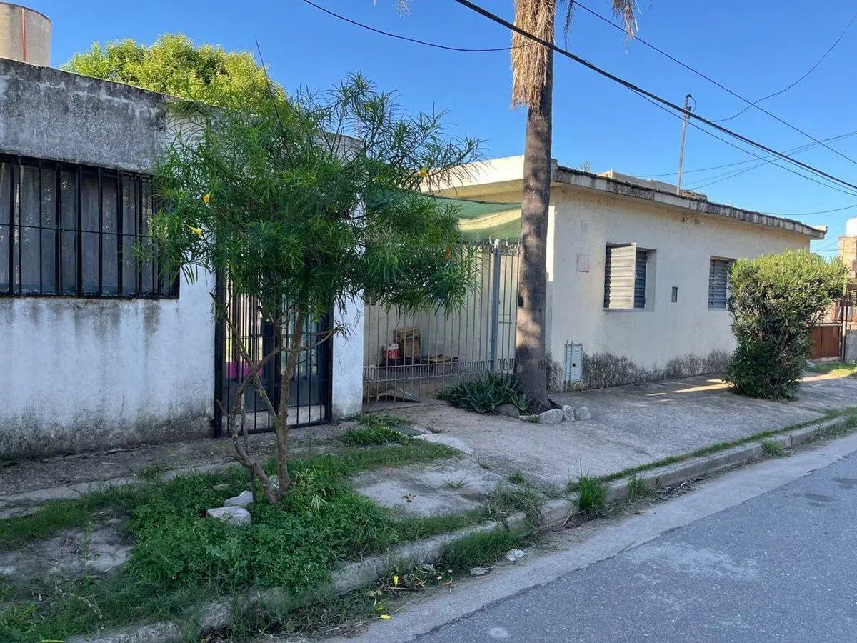 CASA DE 3 DORMITORIOS + 1 DTO MONOAMBIENTE 8
