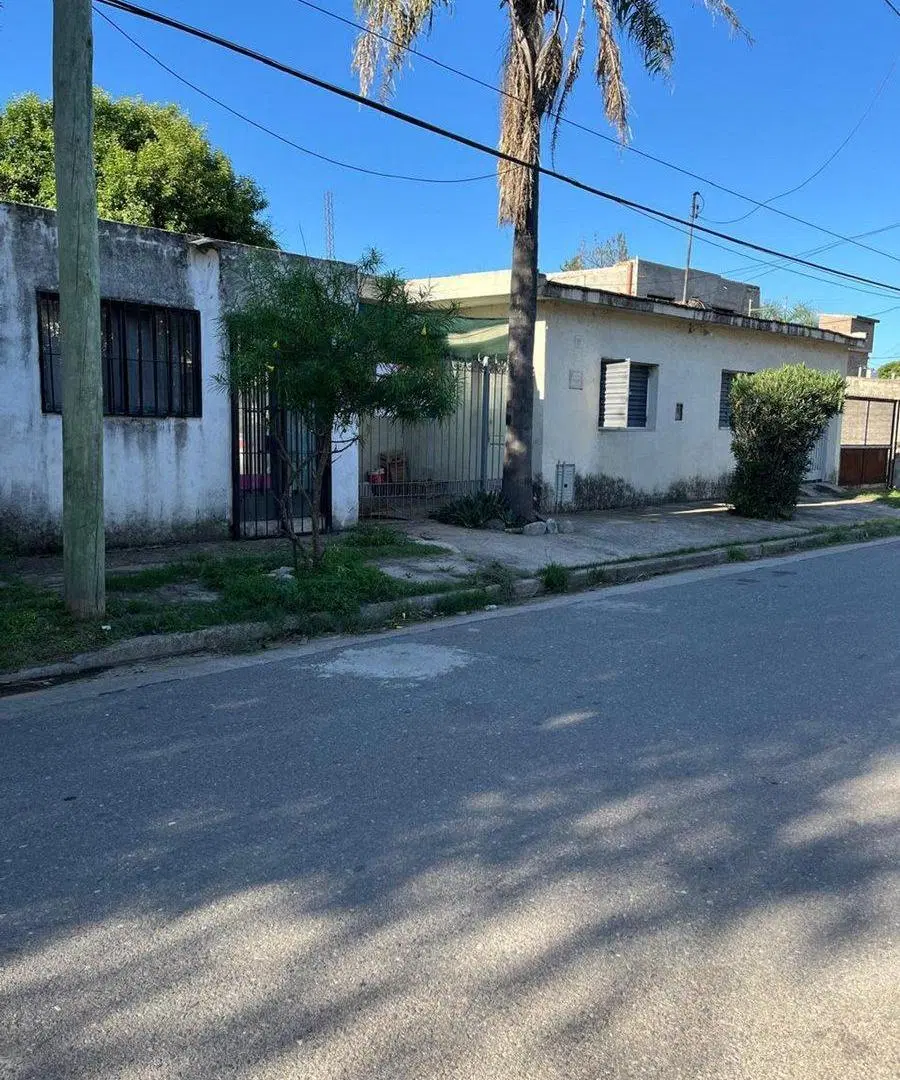 CASA DE 3 DORMITORIOS + 1 DTO MONOAMBIENTE 4