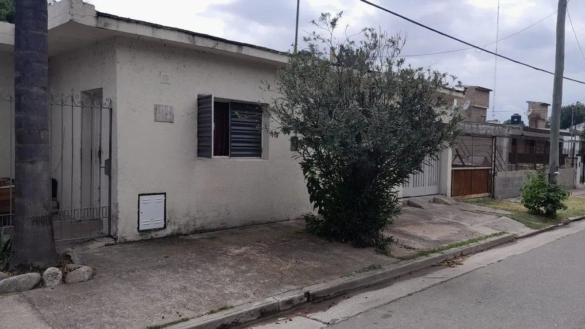 CASA DE 3 DORMITORIOS + 1 DTO MONOAMBIENTE 5