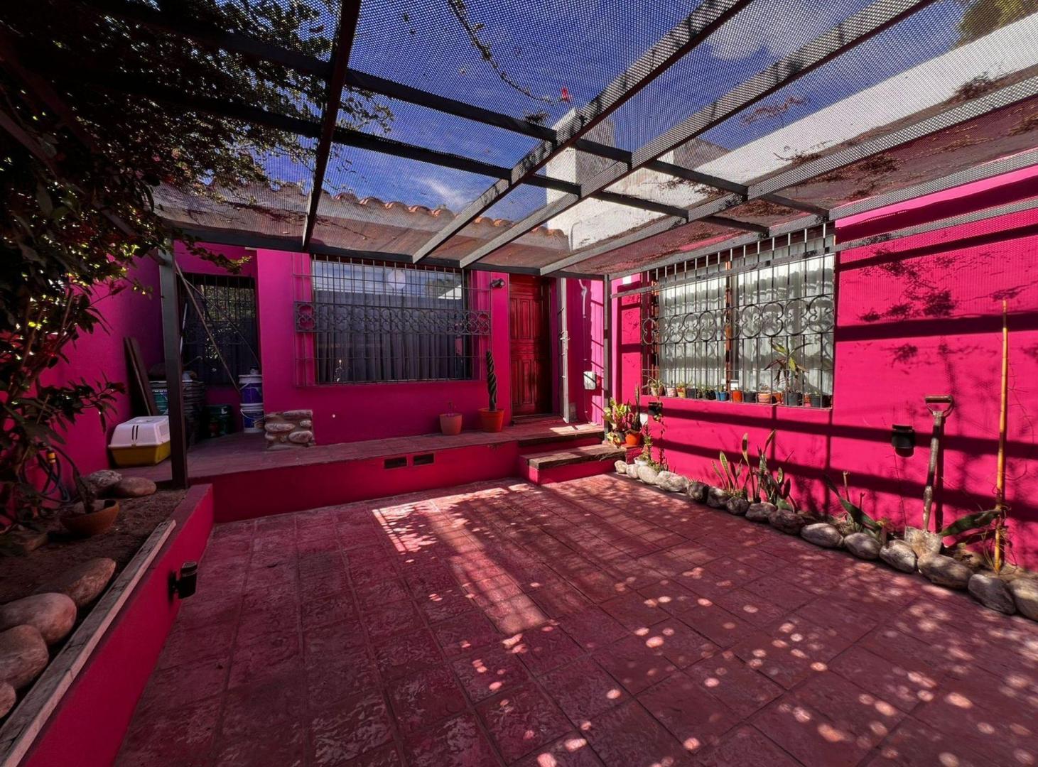 Casa 2 dormitorios con pileta B° Yapeyu