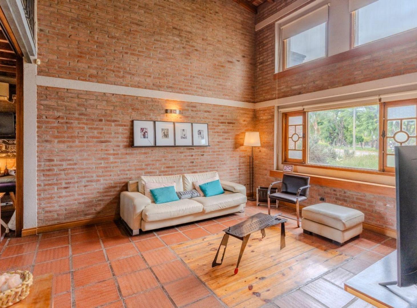 Foto de CASA EN VENTA ALMAFUERTE DOBLE LOTE PILETA 1050 M2, imagen 5