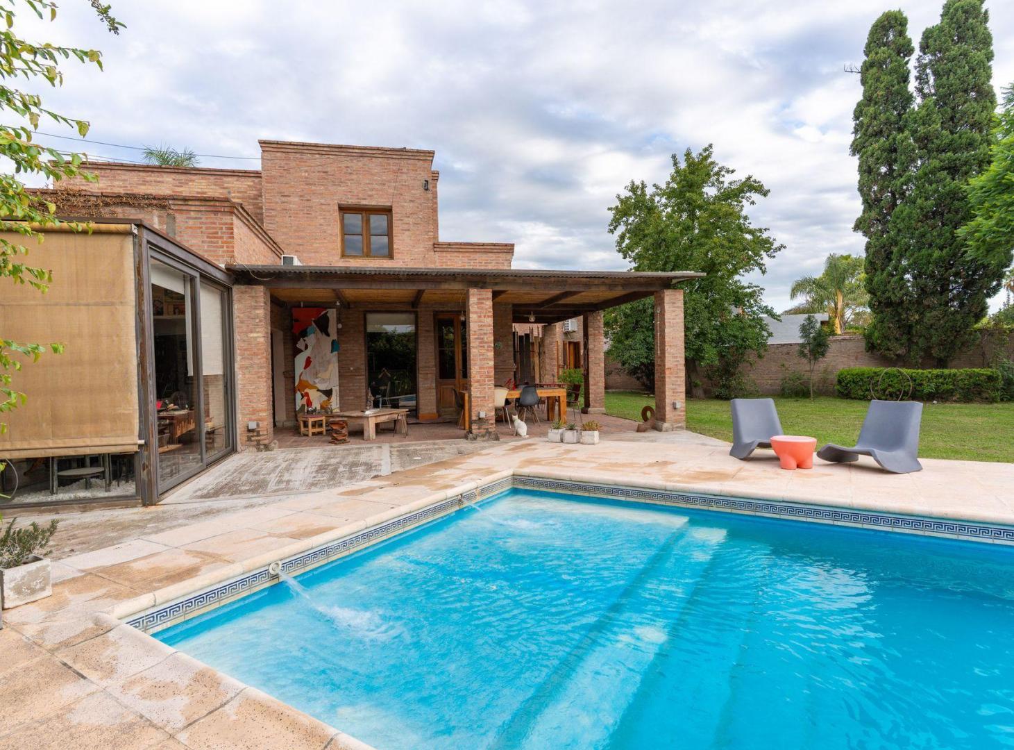 Foto de CASA EN VENTA ALMAFUERTE DOBLE LOTE PILETA 1050 M2, imagen 3