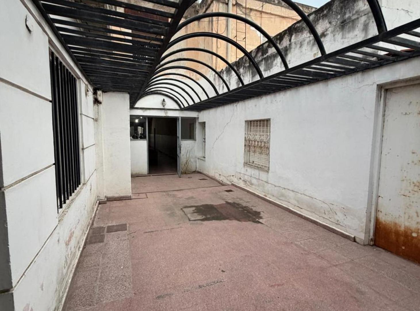 Foto de VENTA LOCAL VIVIENDA A REFACCIONAR ALBERDI PATIO, imagen 1