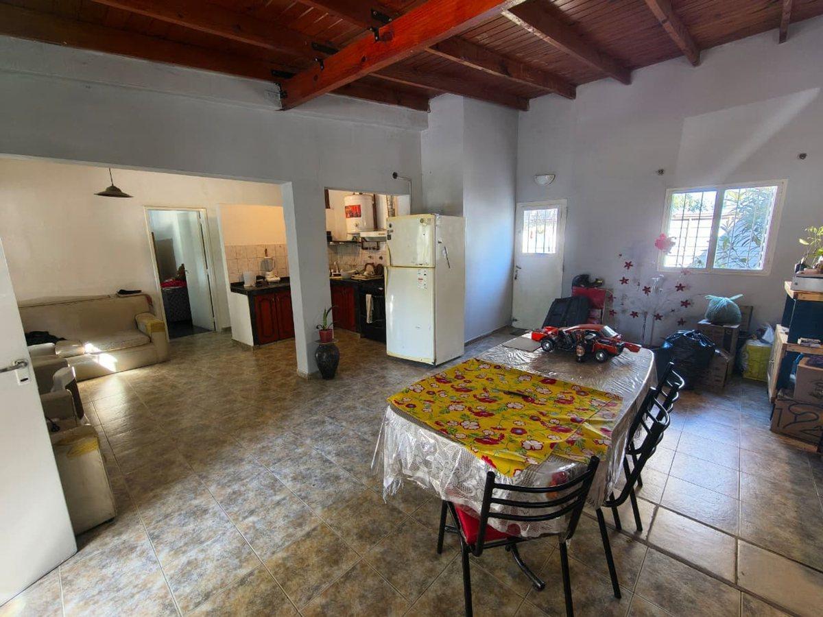 Foto de CASA 2 DORM CON COCHERA LICEO 3RA SECCION, imagen 2