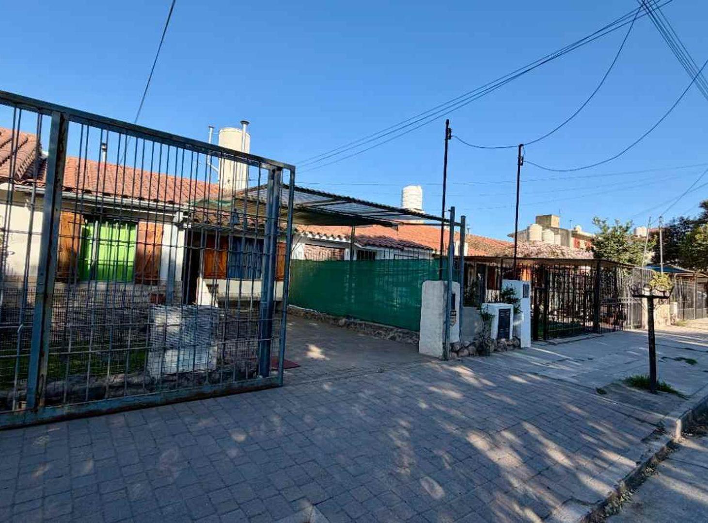 Foto de CASA 2 DORMIT 2 COCHERAS + QUINCHO BARRIO VICOR, imagen 3