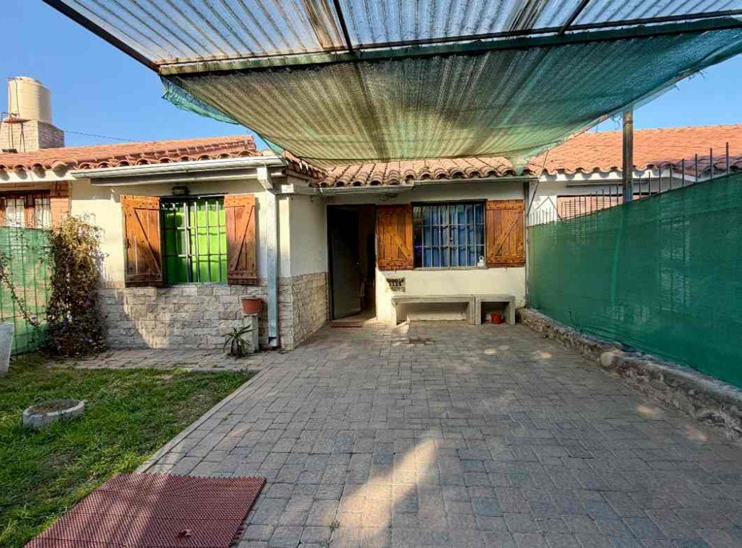 Foto de CASA 2 DORMIT 2 COCHERAS + QUINCHO BARRIO VICOR, imagen 2