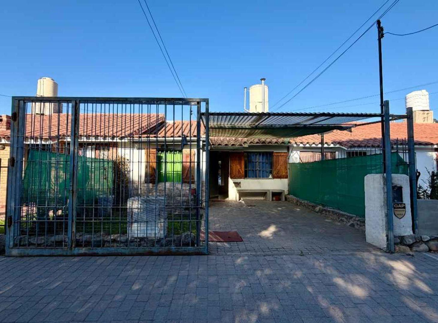 Foto de CASA 2 DORMIT 2 COCHERAS + QUINCHO BARRIO VICOR, imagen 1