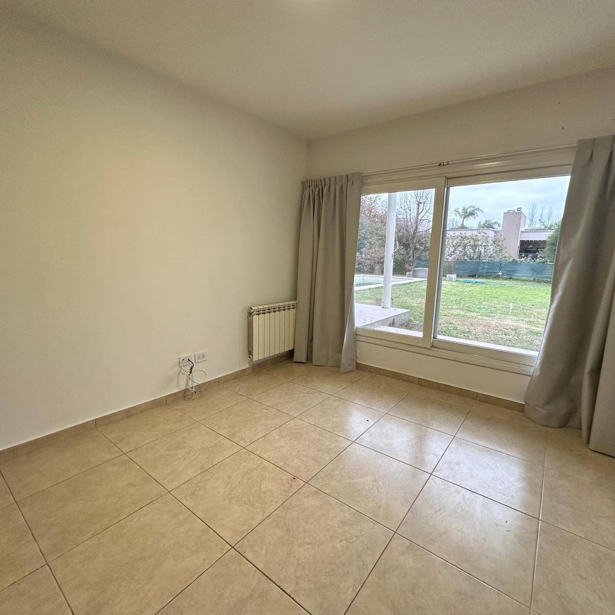 Venta - Casa 3 Dormiotorios, Piscina. Barrio Privado Cadaques (Funes Hills). 5